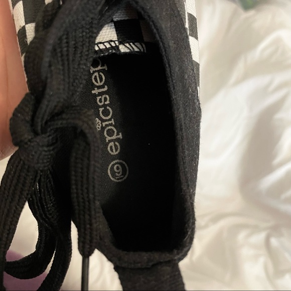 Hot topic Size 9 Checker Shoes - Picture 5 of 5